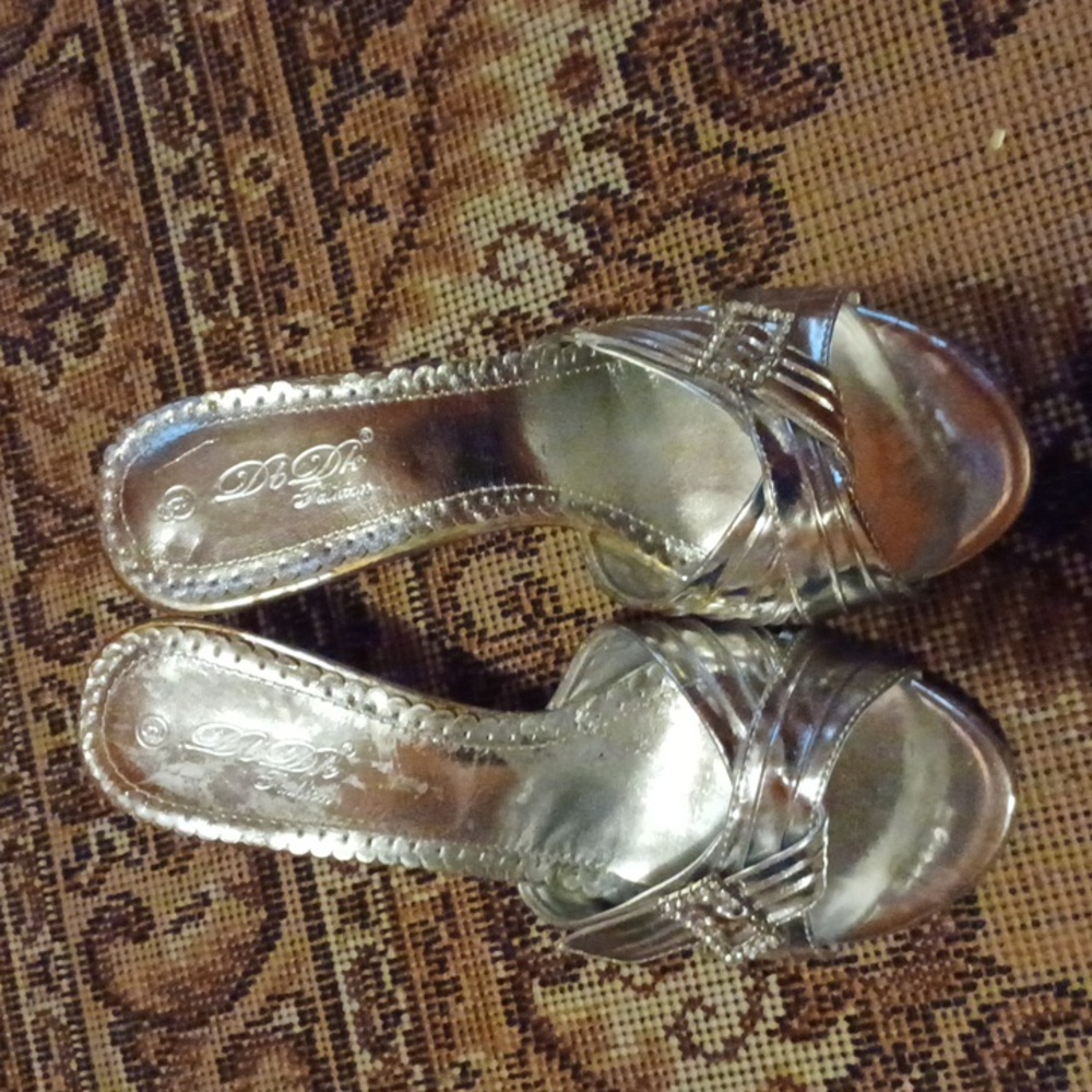 Apair of used D.D FASHION.SIZE 9